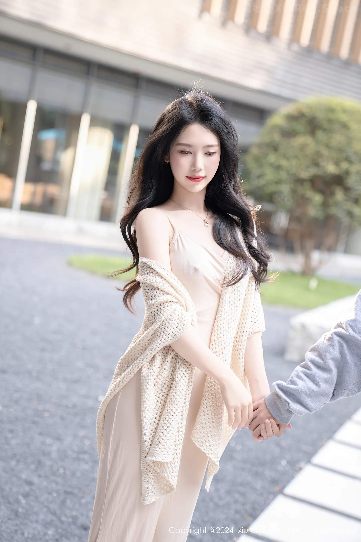 图片[2]-[XiuRen秀人网]VOL.8559 模特利世杏色连衣长裙露黑色内衣配超薄黑丝秀曼妙身姿诱惑写真84P-秀人网官方网站